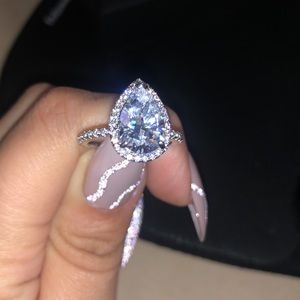 Pear ShapedRing 
Size6,1of2
Lab Diamond 2.2Carrot 
Band 2MM
Plating White Gold